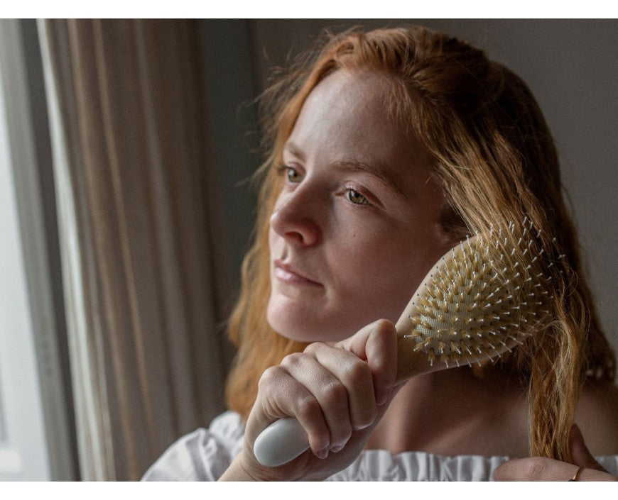 La chute de cheveux et les bienfaits du brossage pour stimuler la repousse