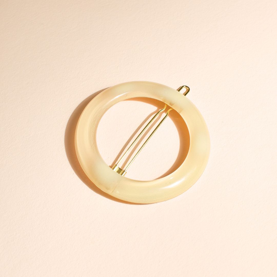 Barrette ronde ivoire Bachca élégante, idéale pour sublimer vos coiffures avec une touche minimaliste et raffinée.