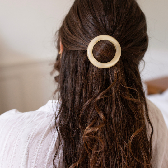 Coiffure demi-attachée avec barrette ronde ivoire Bachca, accessoire chic et minimaliste.