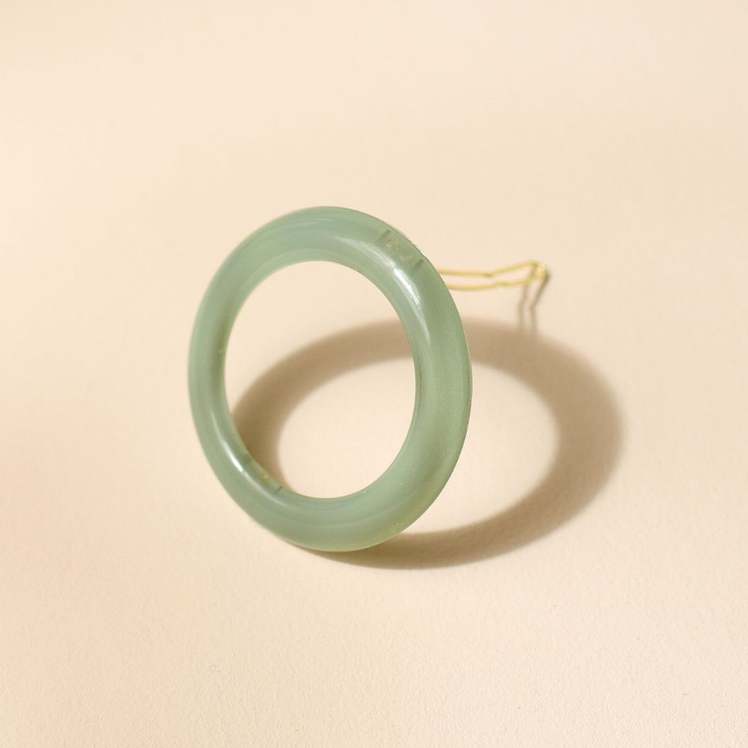 Barrette ronde vert d’eau Bachca en acétate, vue en perspective, design minimaliste et finition brillante.