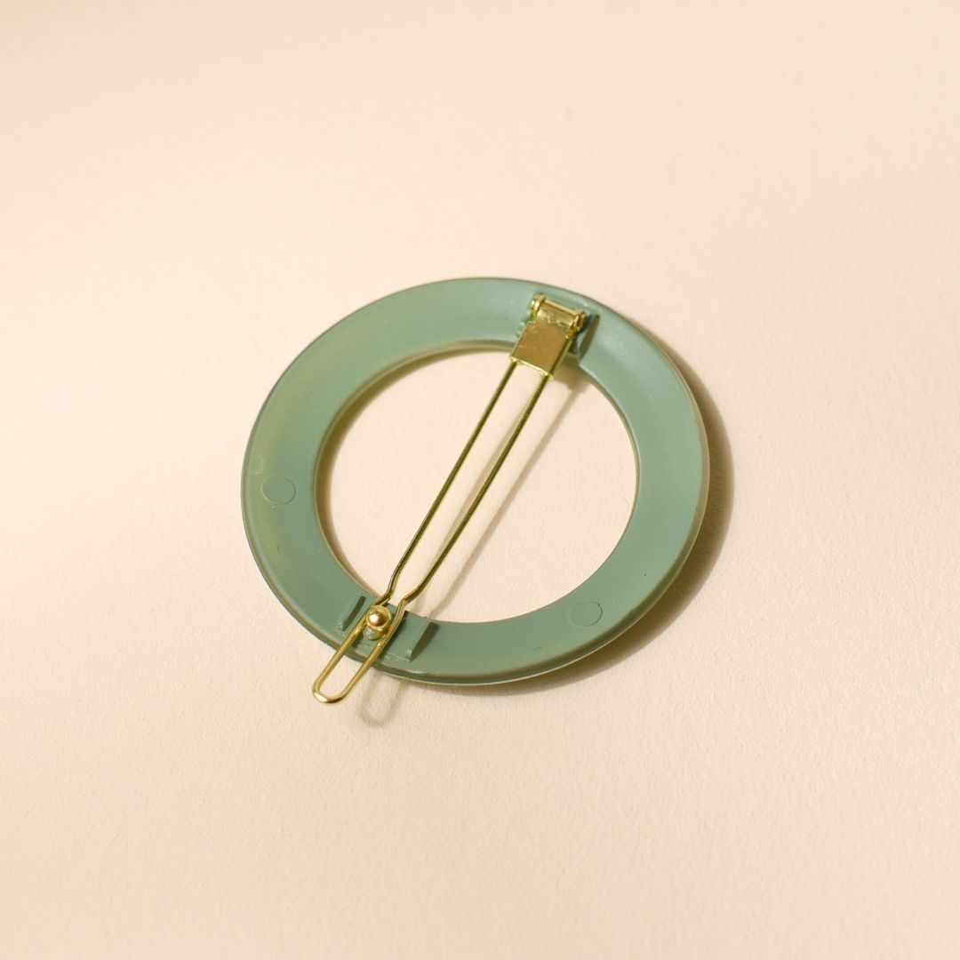 Barrette ronde vert d’eau Bachca vue de dos, fermoir doré élégant pour un maintien parfait et une coiffure soignée.