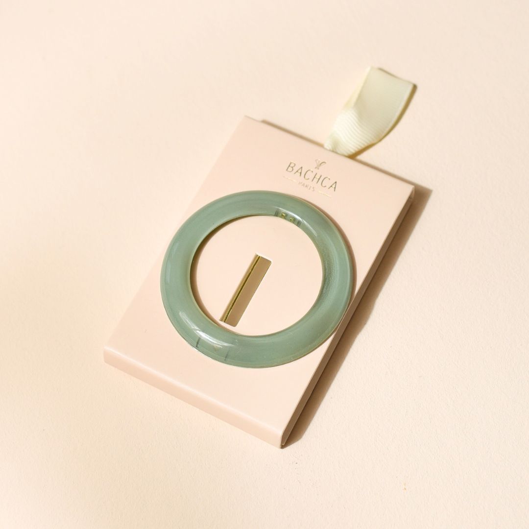 Barrette ronde vert d’eau Bachca sur son emballage, accessoire chic et raffiné pour sublimer toutes vos coiffures avec élégance.