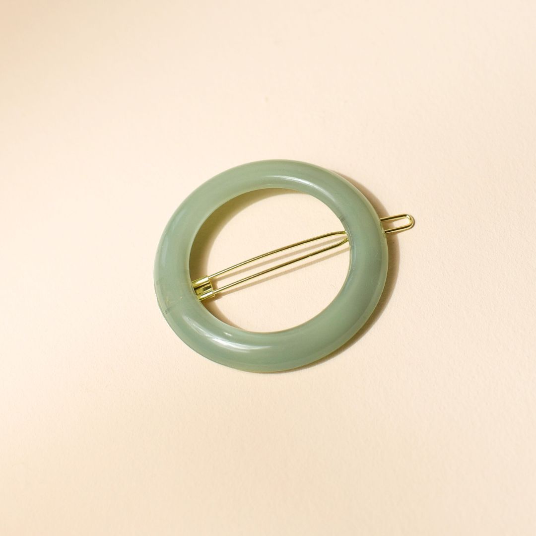 Barrette ronde vert d’eau Bachca, élégante et minimaliste, parfaite pour sublimer toutes vos coiffures avec raffinement.