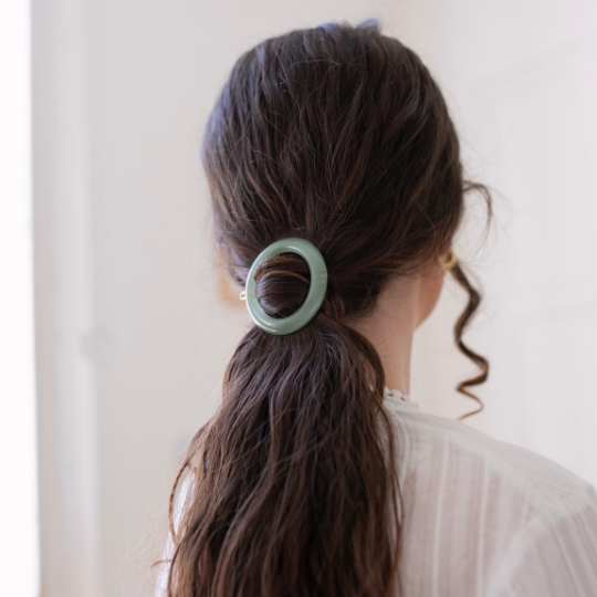 Queue basse élégante avec barrette ronde vert d’eau Bachca, accessoire raffiné et tendance.