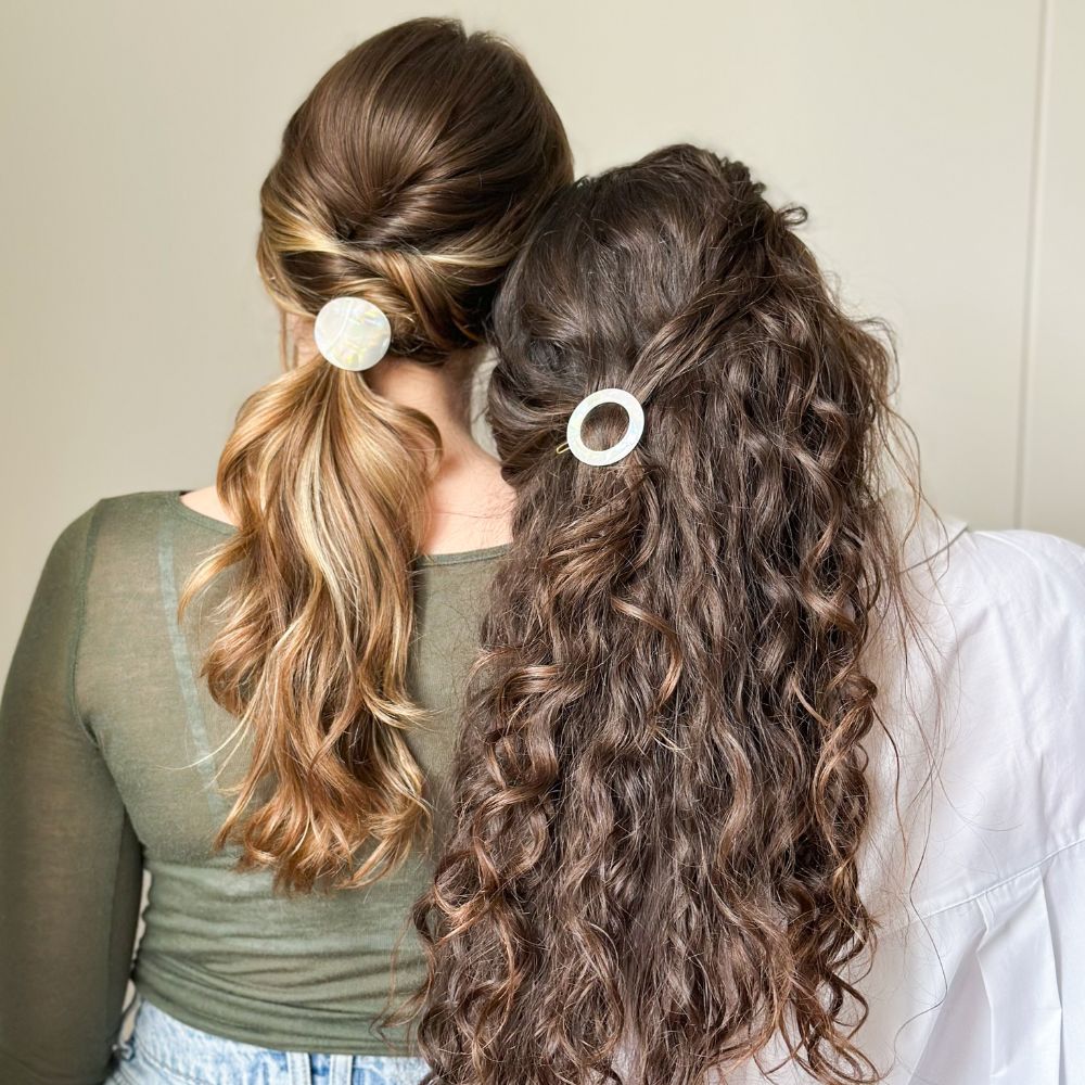 Deux coiffures avec barrette et élastique nacrés Bachca, pour cheveux lisses et bouclés.