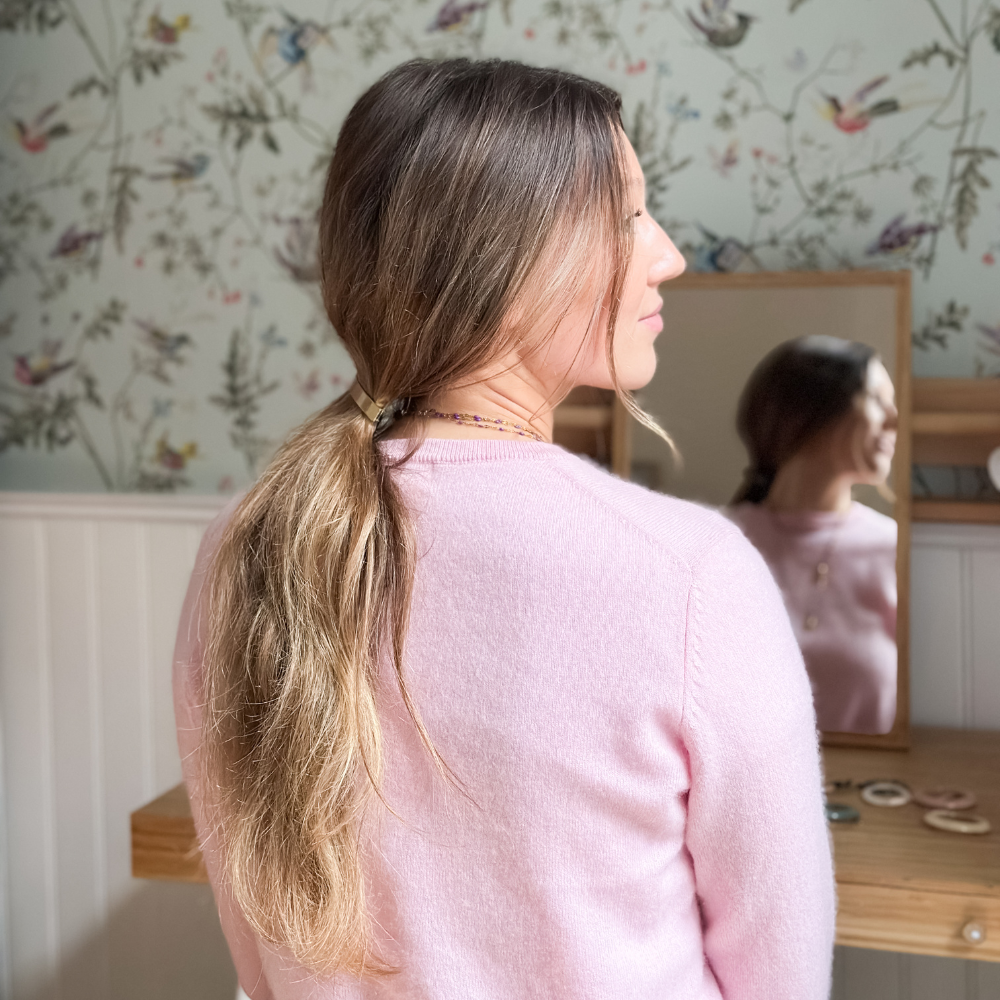 Femme de profil portant une queue de cheval attachée à l&