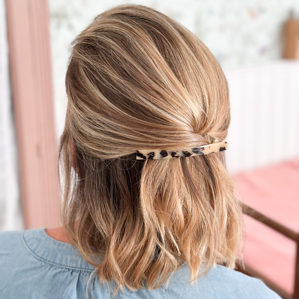 Coiffure demi-queue réalisée avec la barrette longue écaille Bachca, accessoire chic et raffiné pour sublimer les cheveux mi-longs.
