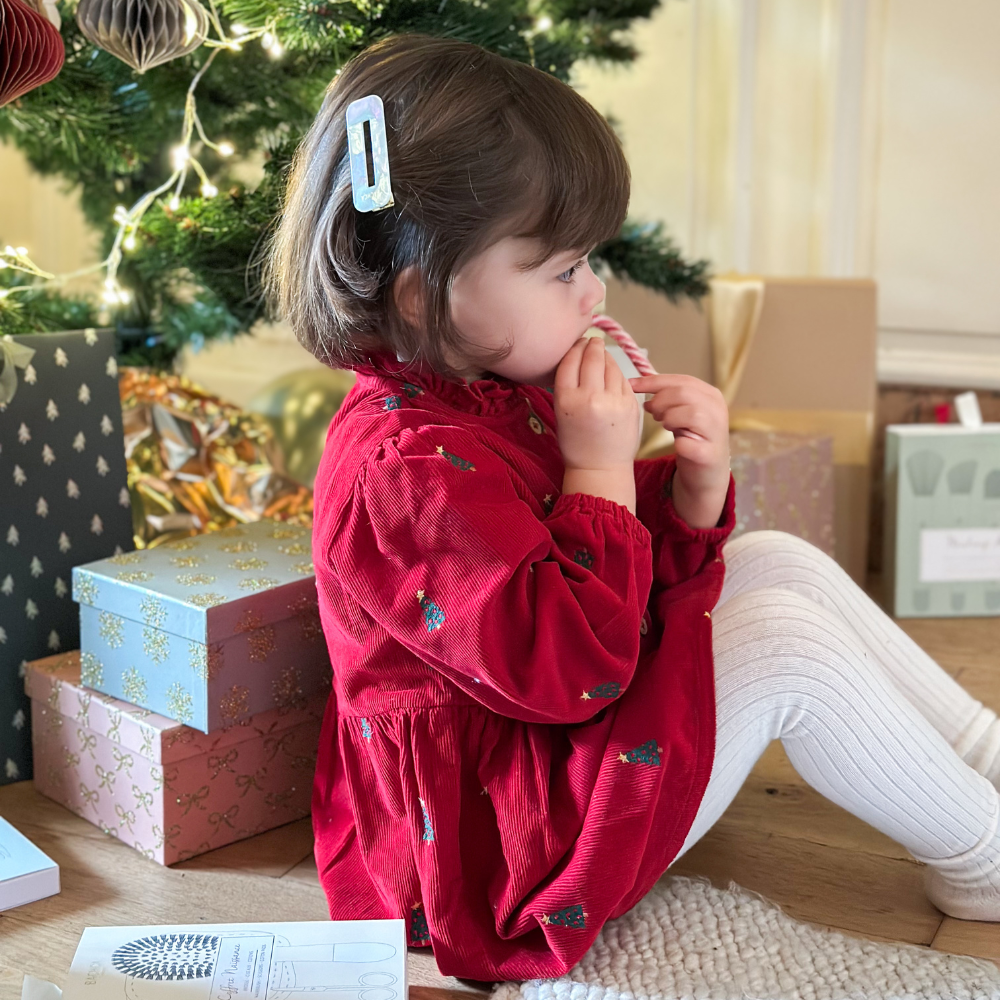 Une petite fille mange un sucre d&