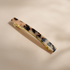 Barrette rectangle Bachca en acétate effet écaille, finition dorée raffinée, idéale pour un maintien élégant des cheveux.