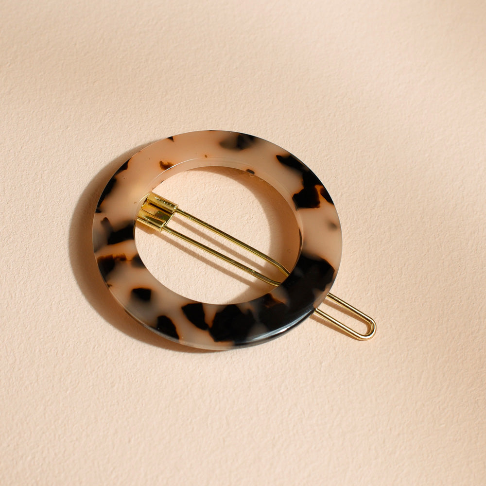 Barrette ronde Bachca en acétate effet écaille, accessoire élégant et tendance pour sublimer toutes les coiffures.