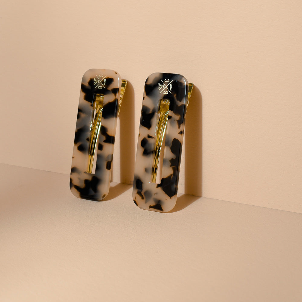 Set de deux barrettes rectangulaires Bachca en acétate effet écaille, avec pince dorée, idéales pour sublimer toutes les coiffures.