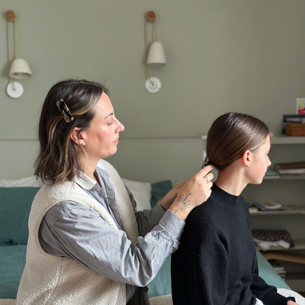 Coiffure réalisée avec des barrettes écaille Bachca, accessoire naturel pour cheveux soignés.