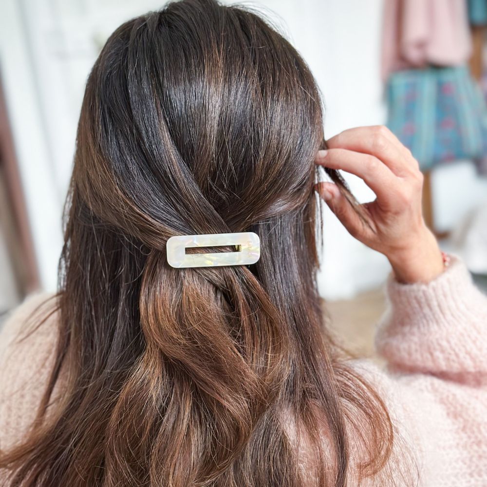 Cheveux lisses attachés avec une barrette rectangulaire nacrée Bachca, style élégant et naturel.