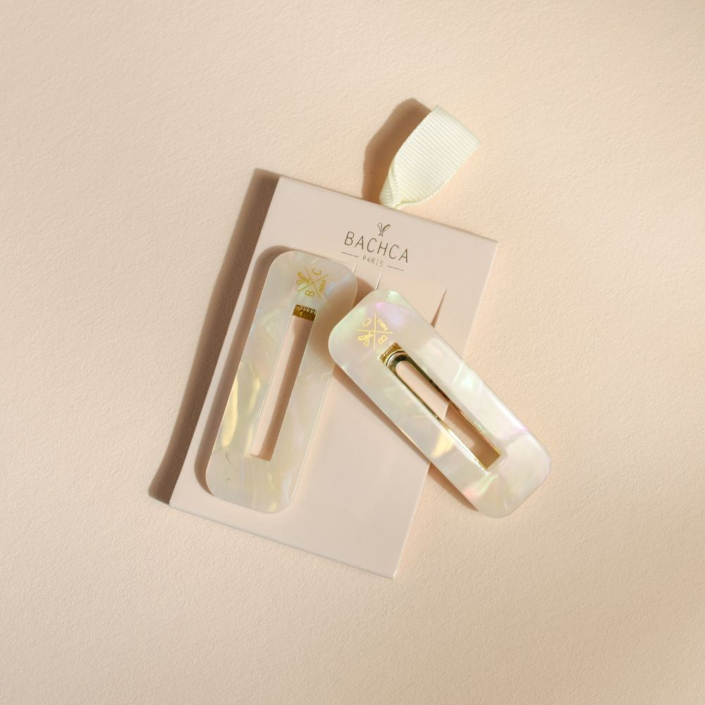 Duo de barrettes rectangle Bachca en acétate de cellulose effet nacré, présenté sur son emballage rose avec ruban, accessoire cheveux élégant et responsable.
