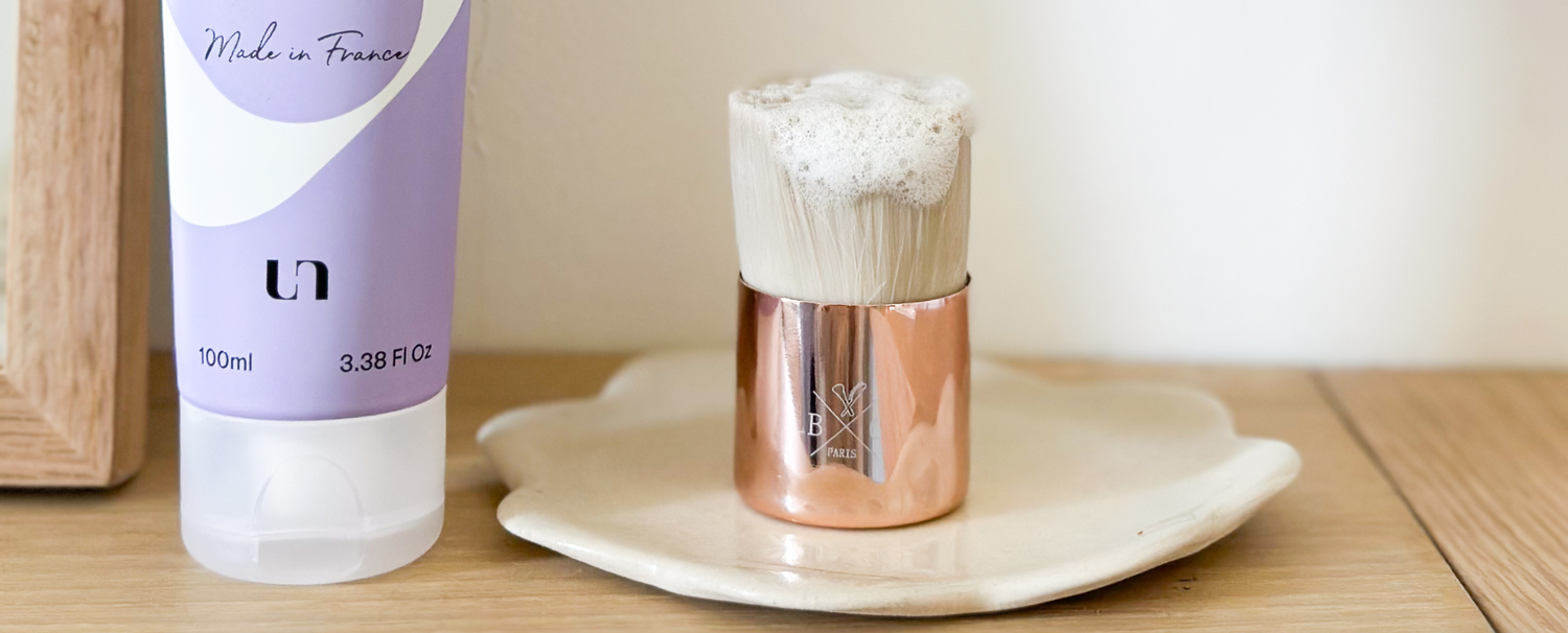 Gros plan sur la brosse de nettoyage visage de la marque Bachca.