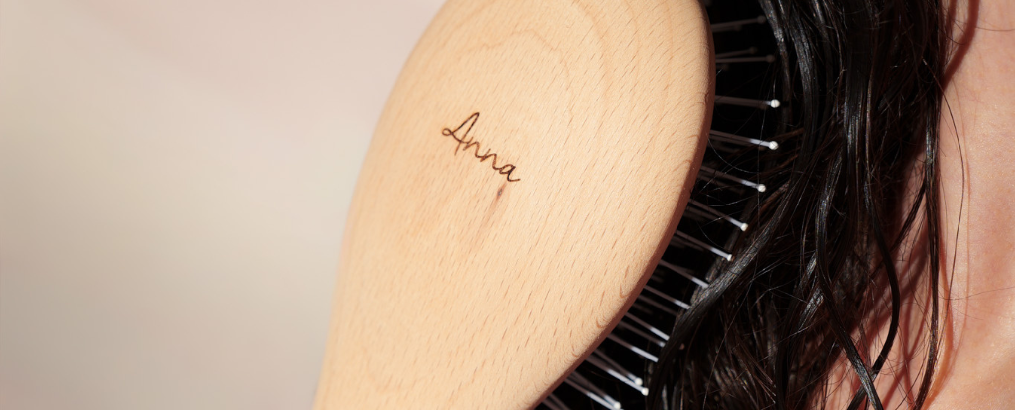 Photo en gros plan du dos d'une brosse à cheveux Bachca gravée au nom de Anna.
