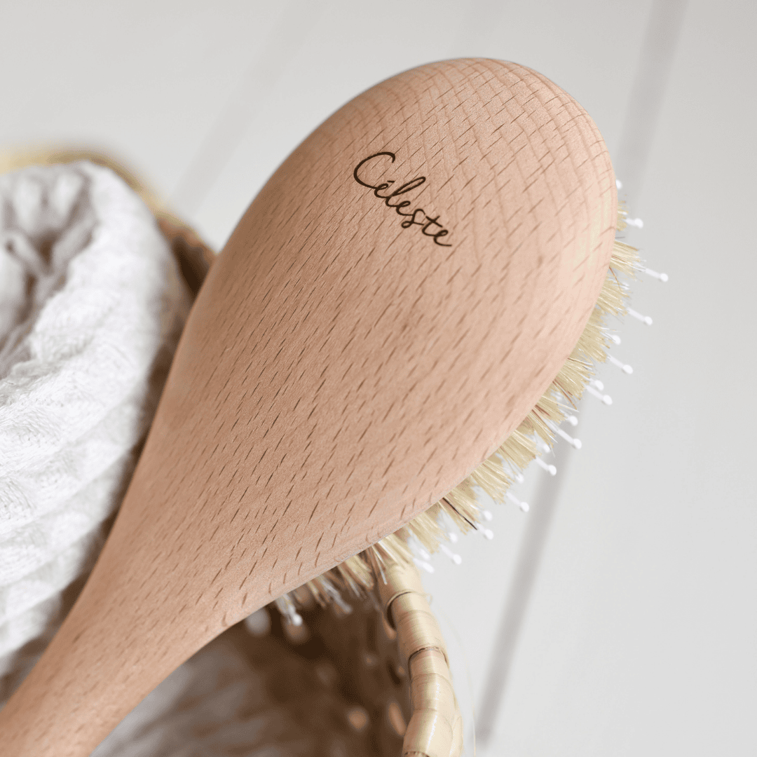 Brosse à cheveux Bachca vue de dos personnalisée avec le prénom Céleste. La brosse est en bois de hêtre.