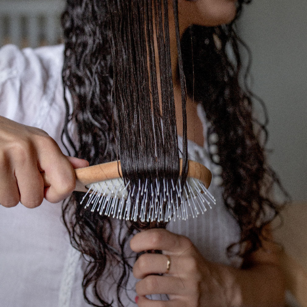 La brosse démêlage et volume Bachca utilisée sur cheveux bouclés.