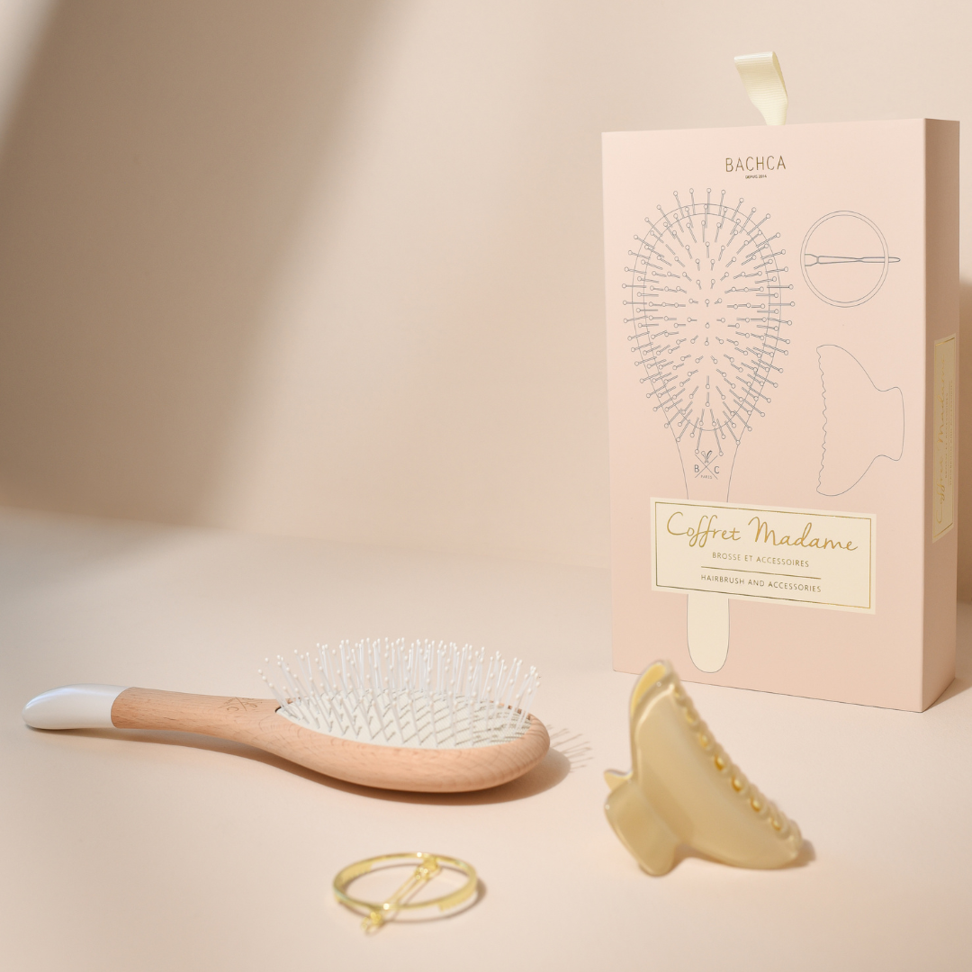 Coffret Madame Bachca présenté avec la brosse posée à plat devant la boîte, accompagnée d&