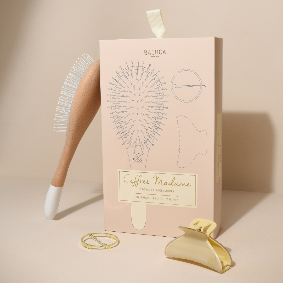 Coffret Madame Bachca présenté debout, accompagné d&