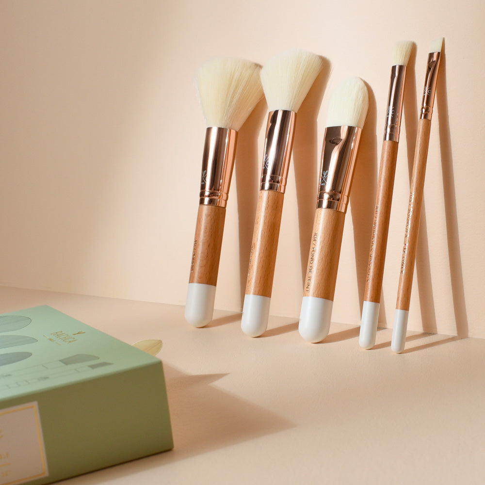 Coffret Bachca de 5 pinceaux maquillage visage et yeux en bois de hêtre avec poils vegan, idéal pour appliquer fond de teint, poudre, blush et ombres à paupières.