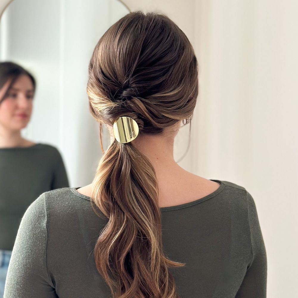 Queue de cheval maintenue par un élastique plaque doré Bachca, accessoire chic pour coiffure élégante.