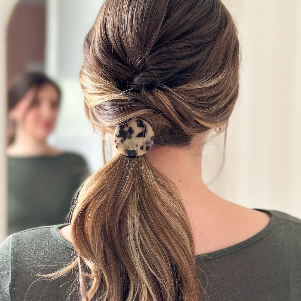 Queue-de-cheval torsadée avec élastique plaque écaille Bachca, chic naturel sur cheveux longs.