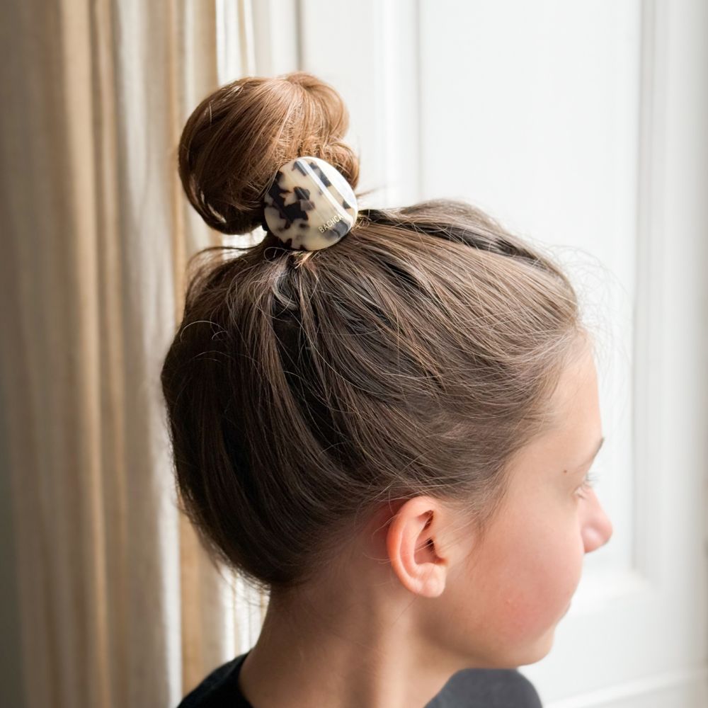 Chignon haut avec élastique plaque écaille Bachca, accessoire cheveux élégant pour tous âges.