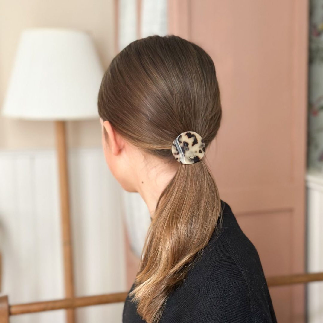 Coiffure basse avec élastique plaque écaille BACHCA, cheveux lissés.