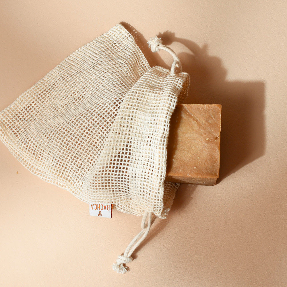 Filet à savon Bachca en coton naturel avec savon inséré, idéal pour faire mousser, prolonger la durée de vie du savon et exfolier la peau en douceur.
