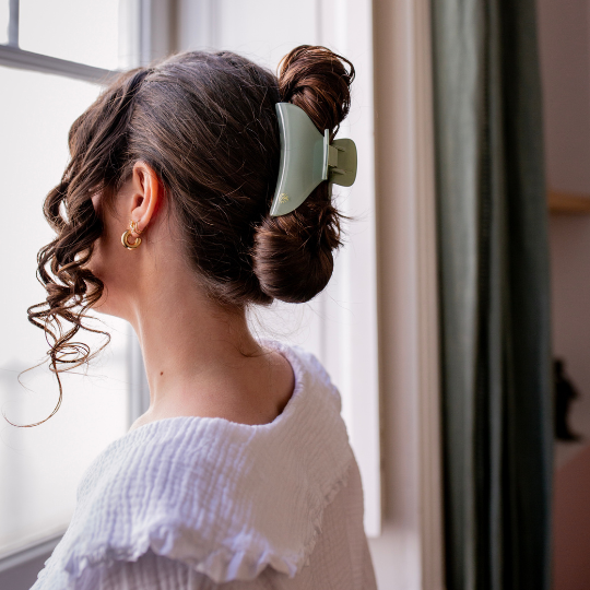 Grande pince vert d’eau Bachca retenant un chignon bas élégant, idéale pour un maintien parfait et un style raffiné.