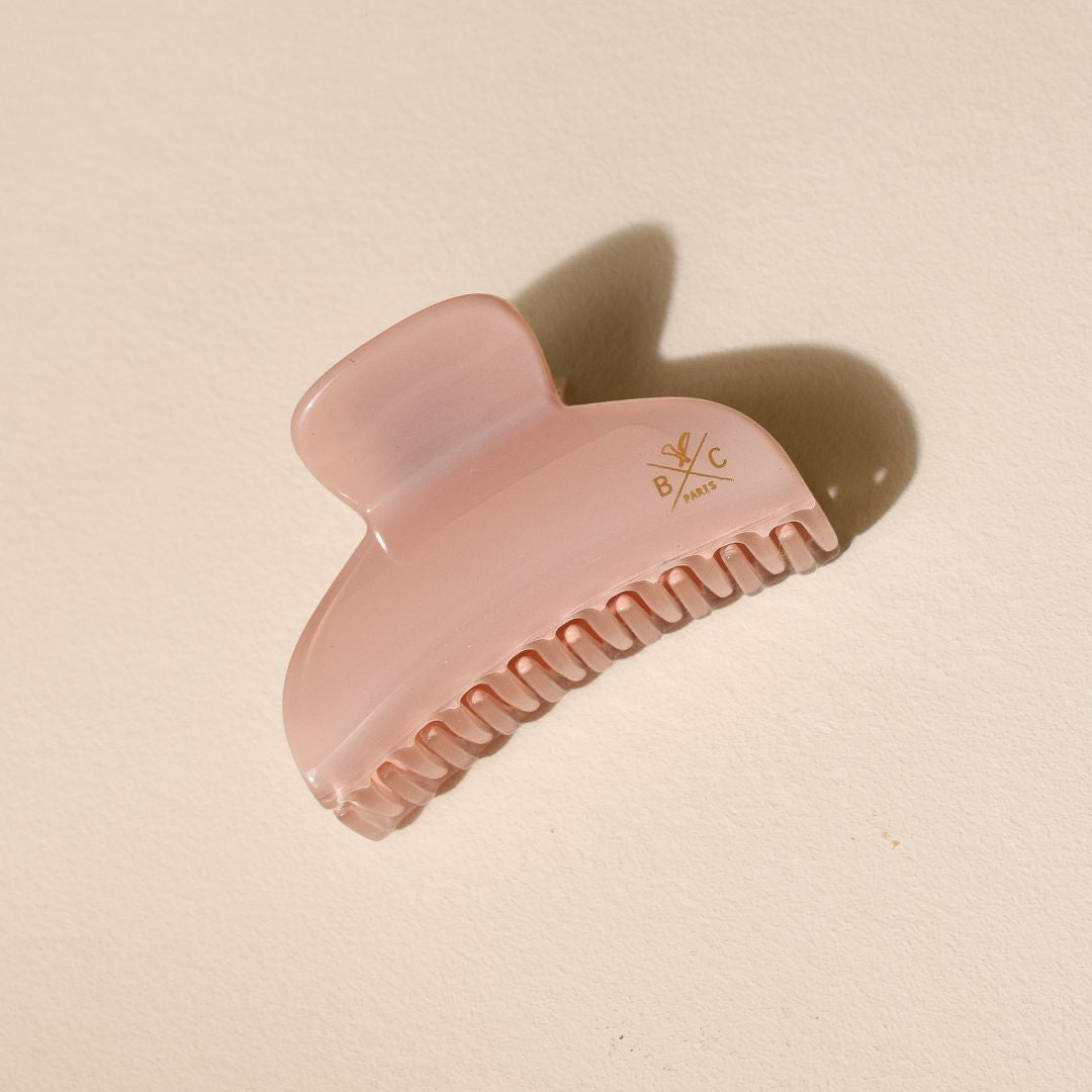 Petite pince à cheveux rose dragée Bachca, élégante et pratique, idéale pour sublimer vos coiffures au quotidien.