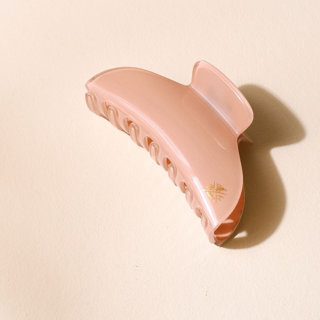 Grande pince à cheveux rose dragée Bachca, au design élégant et minimaliste, parfaite pour maintenir vos coiffures avec style.