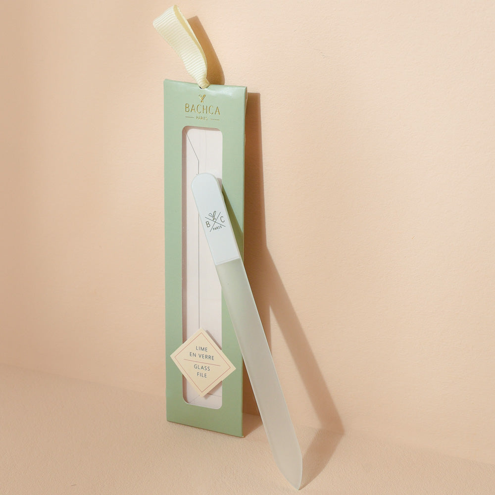 Lime à ongles en verre Bachca avec embout blanc et coffret vert pastel, idéale pour une manucure précise et soignée.