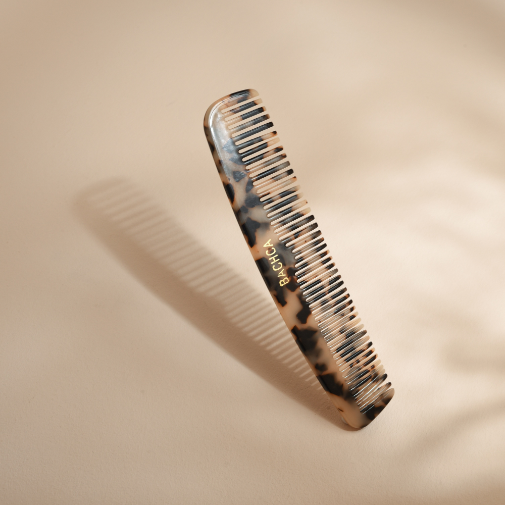 Peigne fin Bachca en acétate motif écaille, photographié en studio sur une surface beige avec ombre portée.