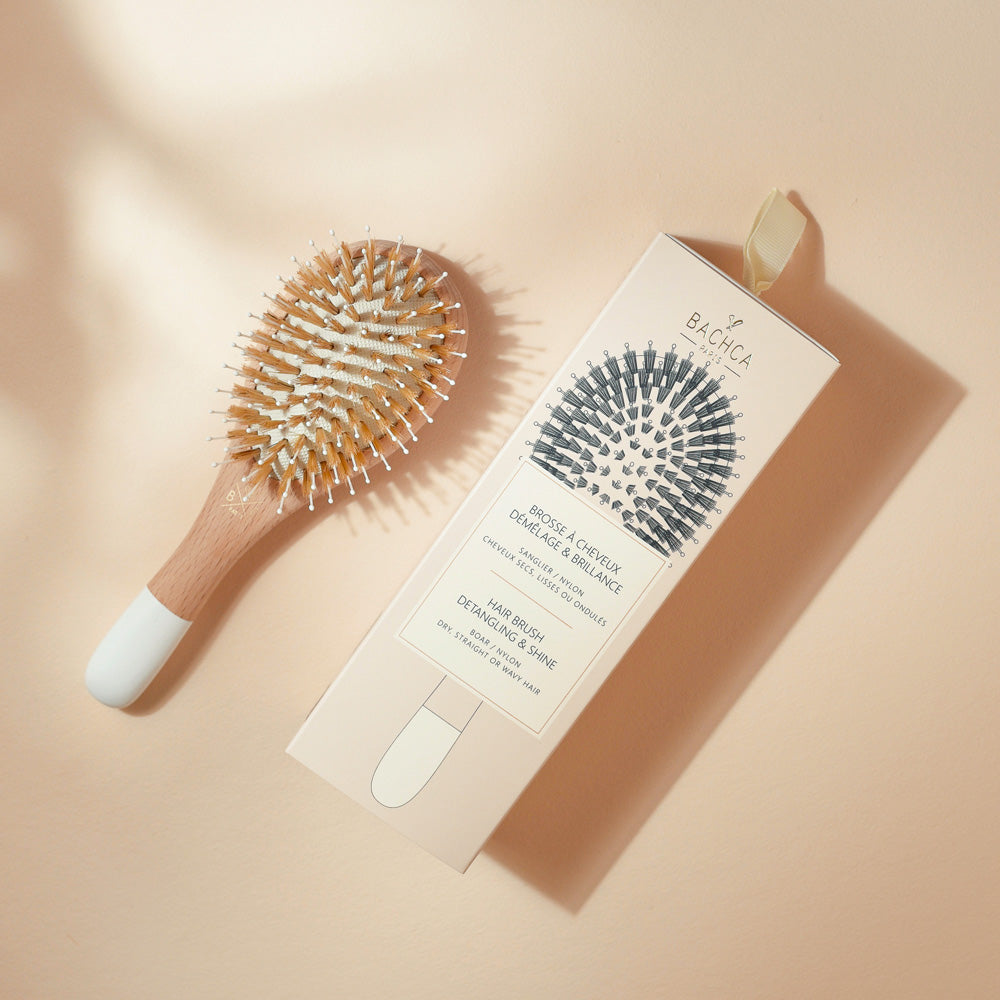 Brosse à cheveux Bachca en bois de hêtre avec picots nylon et sanglier, accompagnée de son packaging beige, idéale pour le démêlage et la brillance des cheveux.