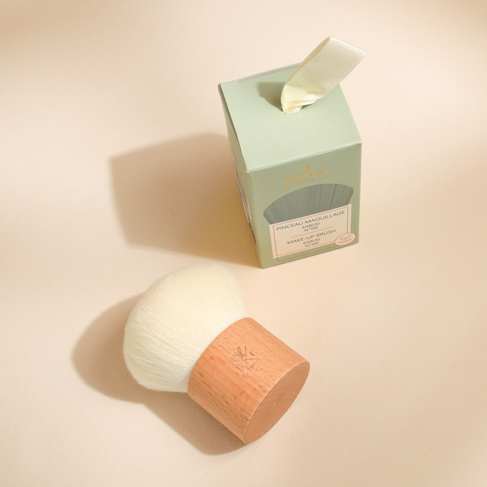 Pinceau kabuki Bachca en bois de hêtre et poils vegan ultra-doux, idéal pour appliquer la poudre, le bronzer et le fond de teint pour un teint uniforme et naturel.