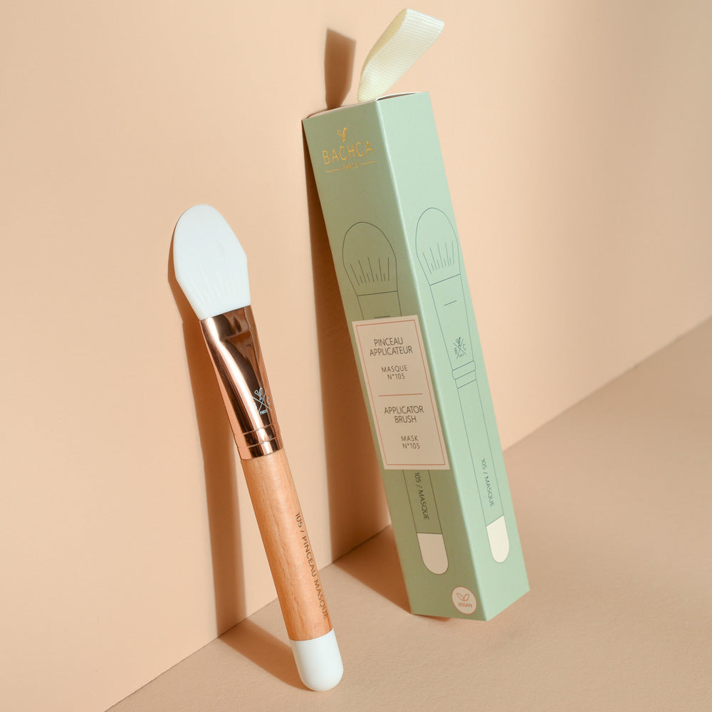 Pinceau applicateur de masque Bachca avec embout en silicone blanc, manche en bois de hêtre naturel et étui vert pastel, idéal pour une application uniforme des soins visage.