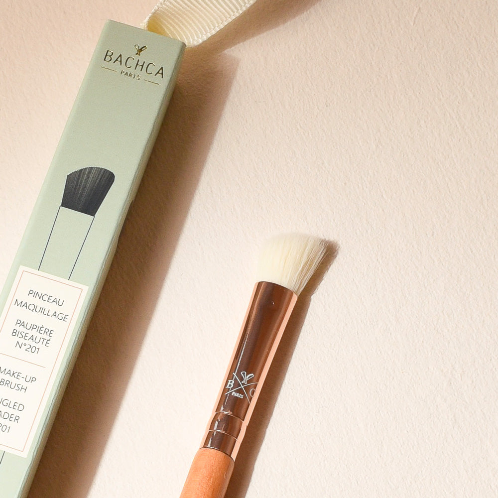 Pinceau paupières biseauté Bachca, idéal pour estomper les fards à paupières, manche en bois de hêtre naturel et poils doux pour un maquillage précis et homogène.