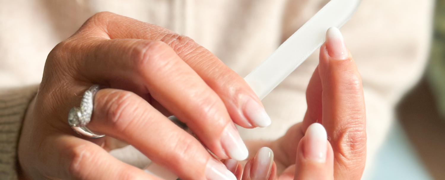 Gros plan sur l'utilisation de la lime à ongles de la marque Bachca.