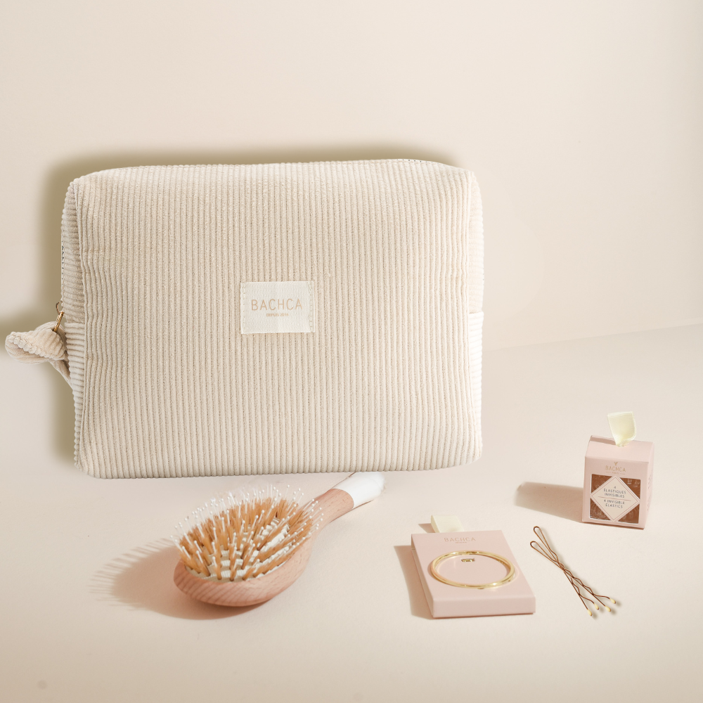 Photo studio du coffret mix and match, une trousse de toilette velours, une brosse à cheveux et différents accessoires cheveux de la marque Bachca.