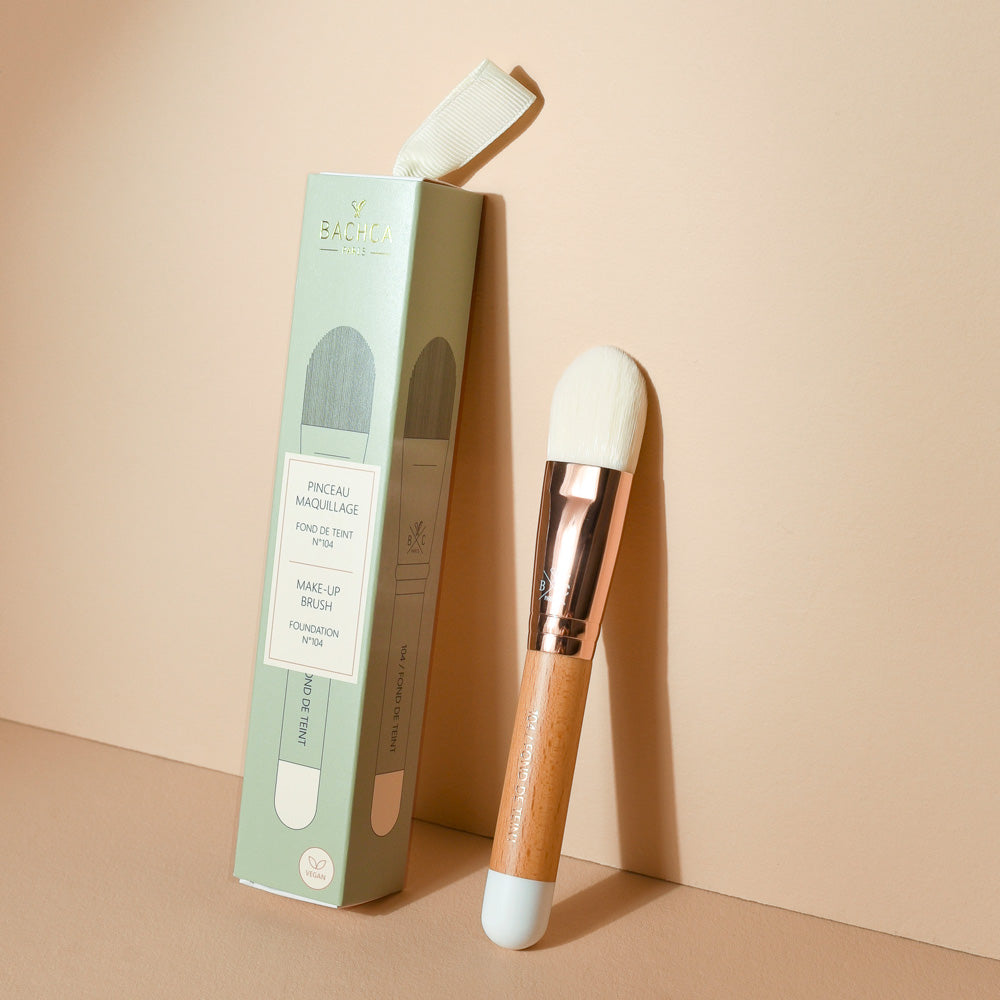 Pinceau fond de teint Bachca en bois de hêtre avec poils synthétiques vegan, idéal pour une application uniforme et naturelle du maquillage.