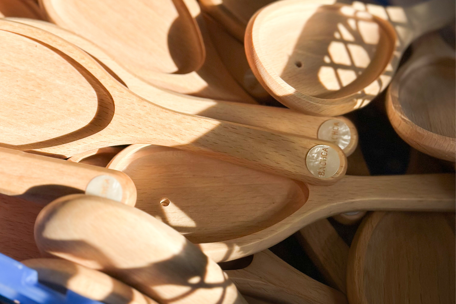 Gros plan sur les manches en bois de brosses à cheveux made in france de la marque Bachca.