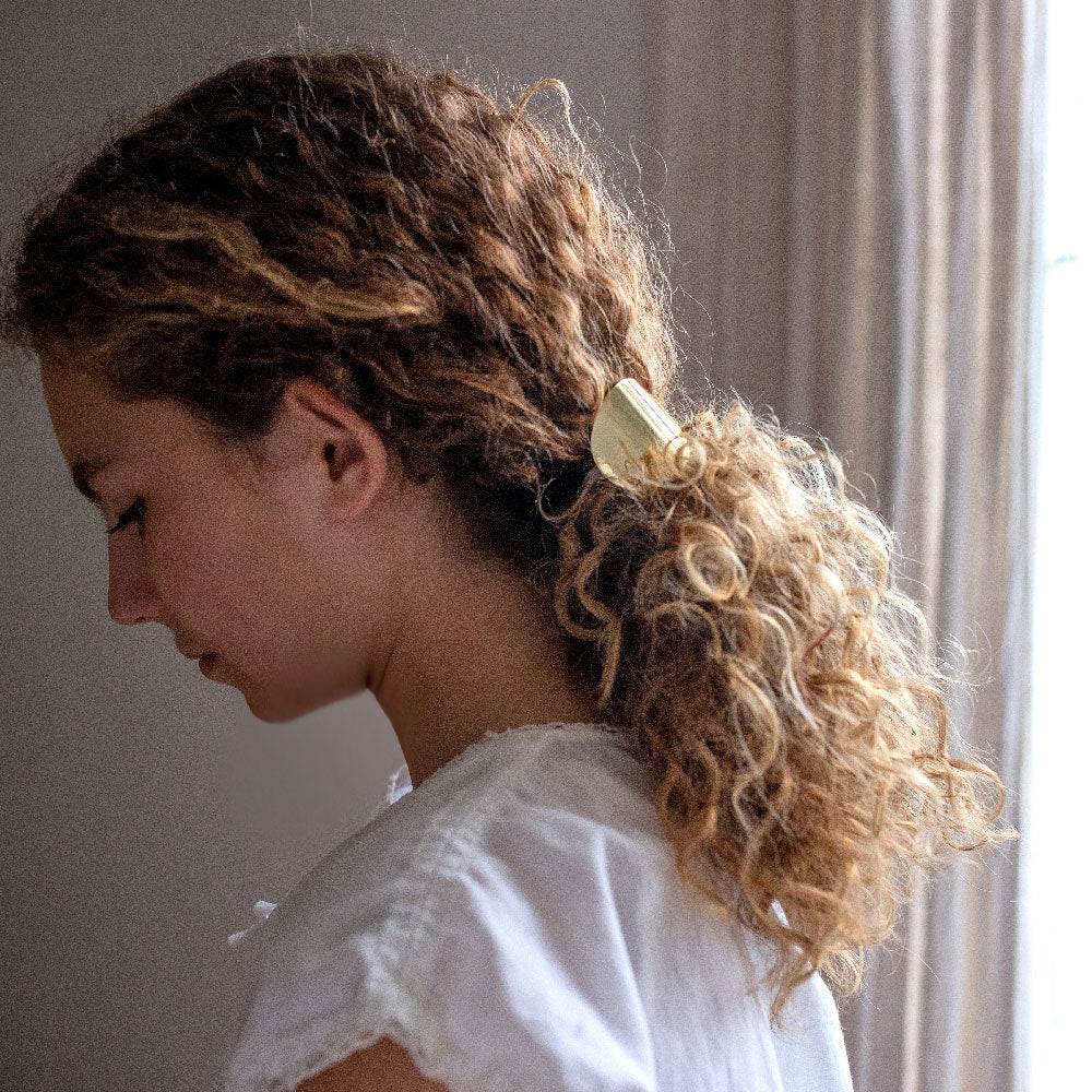 Guide pour réparer ses cheveux secs en 3 Étapes