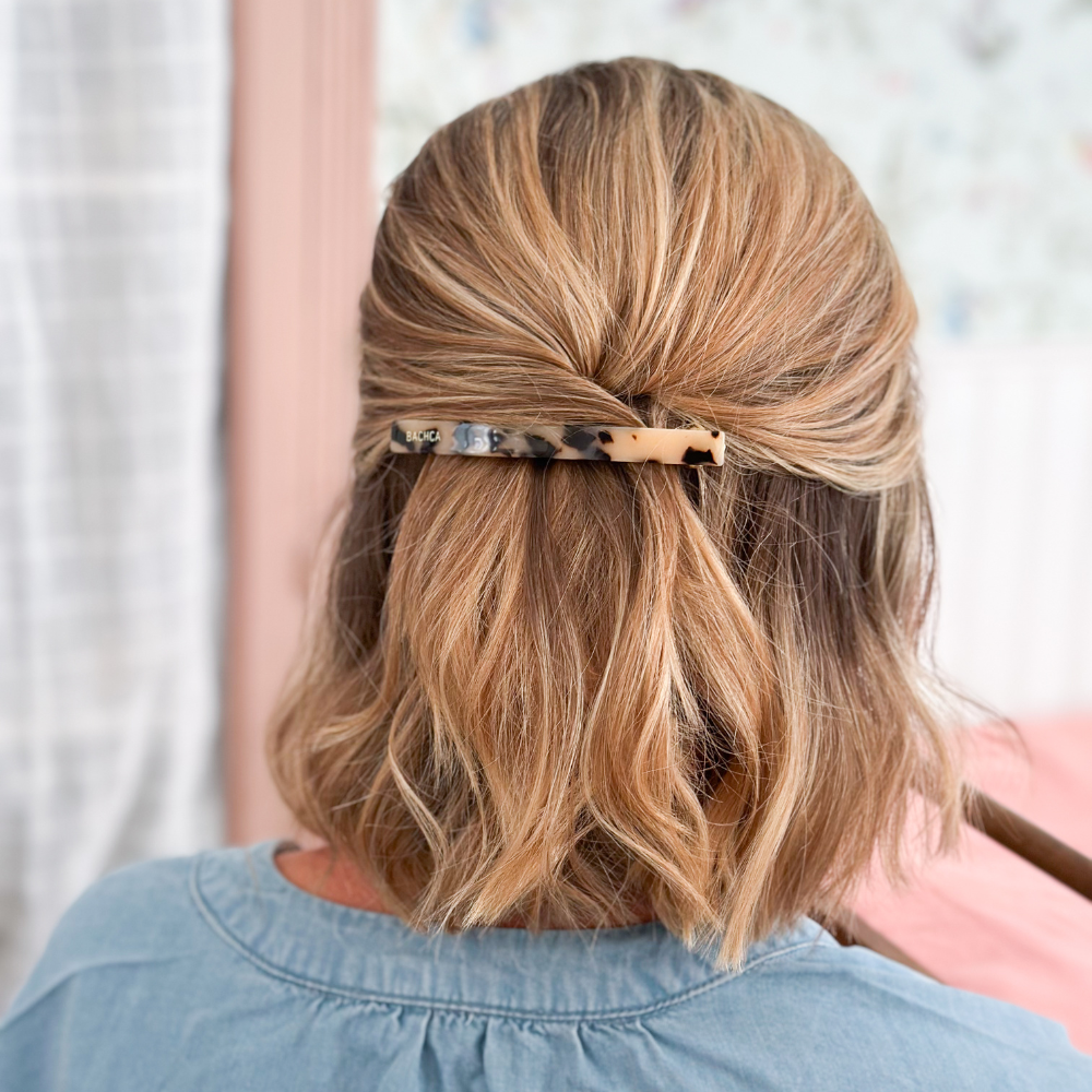 Coiffure demi-queue élégante réalisée avec la barrette rectangulaire écaille Bachca, parfaite pour sublimer les cheveux mi-longs.