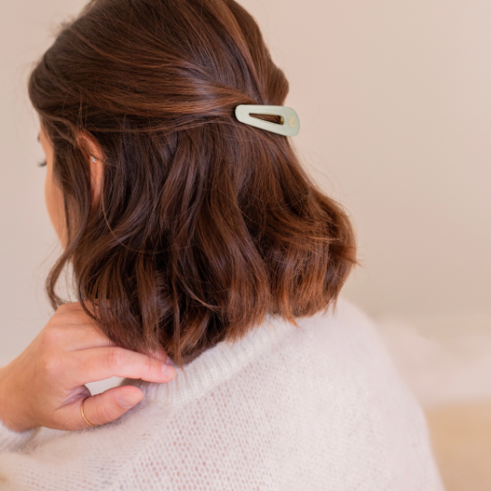 Barrette vert d’eau Bachca fixée à l’arrière, idéale pour sublimer les coiffures simples et élégantes.