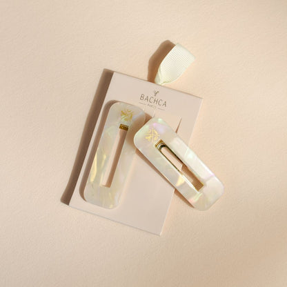 Duo de barrettes rectangle Bachca en acétate de cellulose effet nacré, présenté sur son emballage rose avec ruban, accessoire cheveux élégant et responsable.