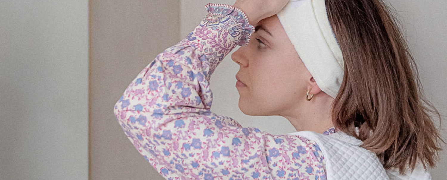 Jeune femme aux cheveux courts blonds utilisant le bandeau soin et maquillage de la marque Bachca. 