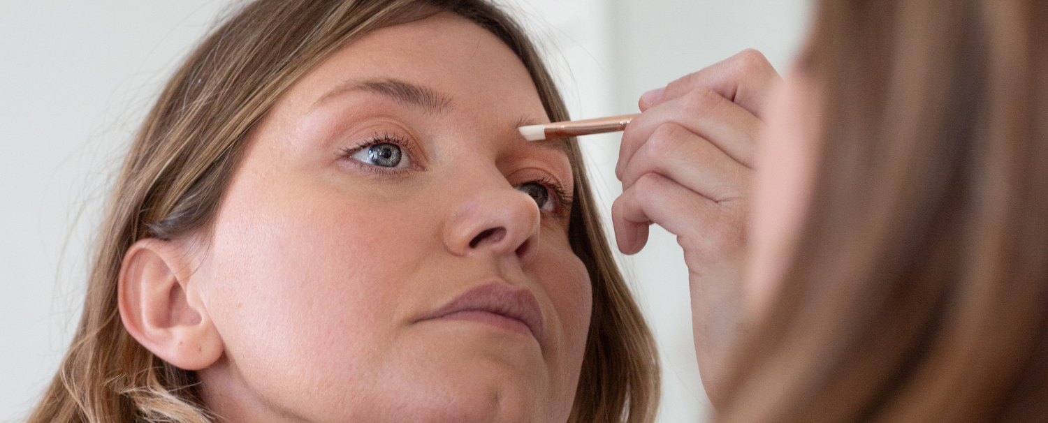 Femme utilisant le pinceau eye-liner et sourcils de la marque Bachca. 