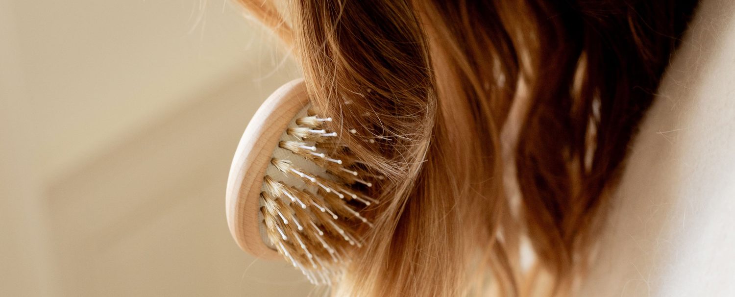 Gros plan sur la pleumatique d'une brosse à cheveux de la marque Bachca. 